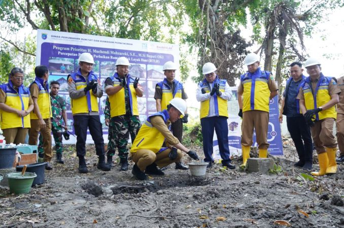 Bupati OKI, Muchendi saat meresmikan perbaikan rumah tidak layak huni di Kelurahan Sukadana, Kayuagung.