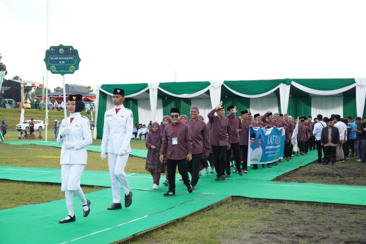 Bupati Ogan Komering Ilir (OKI) H. Muchendi Mahzareki, didampingi Ketua TP PKK Kabupaten OKI, Ike Muchendi menghadiri pembukaan Seleksi Tilawatil Qur'an dan Hadits (STQH) ke-28.