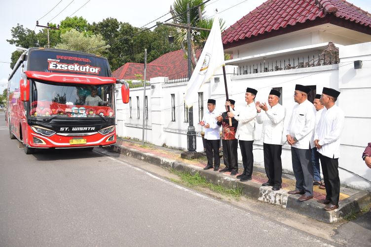 Bupati Ogan Komering Ilir, H. Muchendi Mahzareki secara resmi memberangkatkan kafilah Kabupaten OKI.