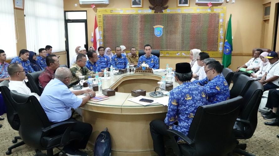 Bupati Ogan Komering Ilir (OKI) H. Muchendi Mahzareki dalam rapat koordinasi yang digelar di Ruang Rapat Bupati OKI.