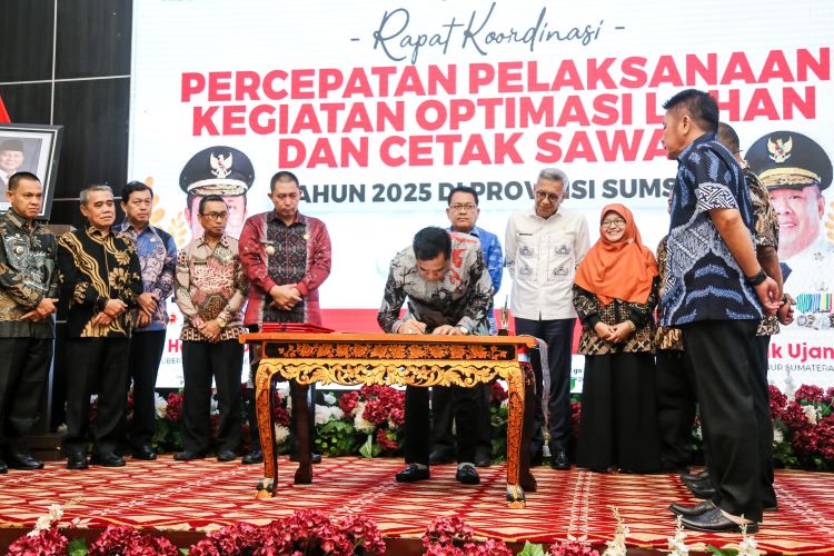 Bupati Toha ketika Tanda Tangani Kontrak SID Tahun 2025.