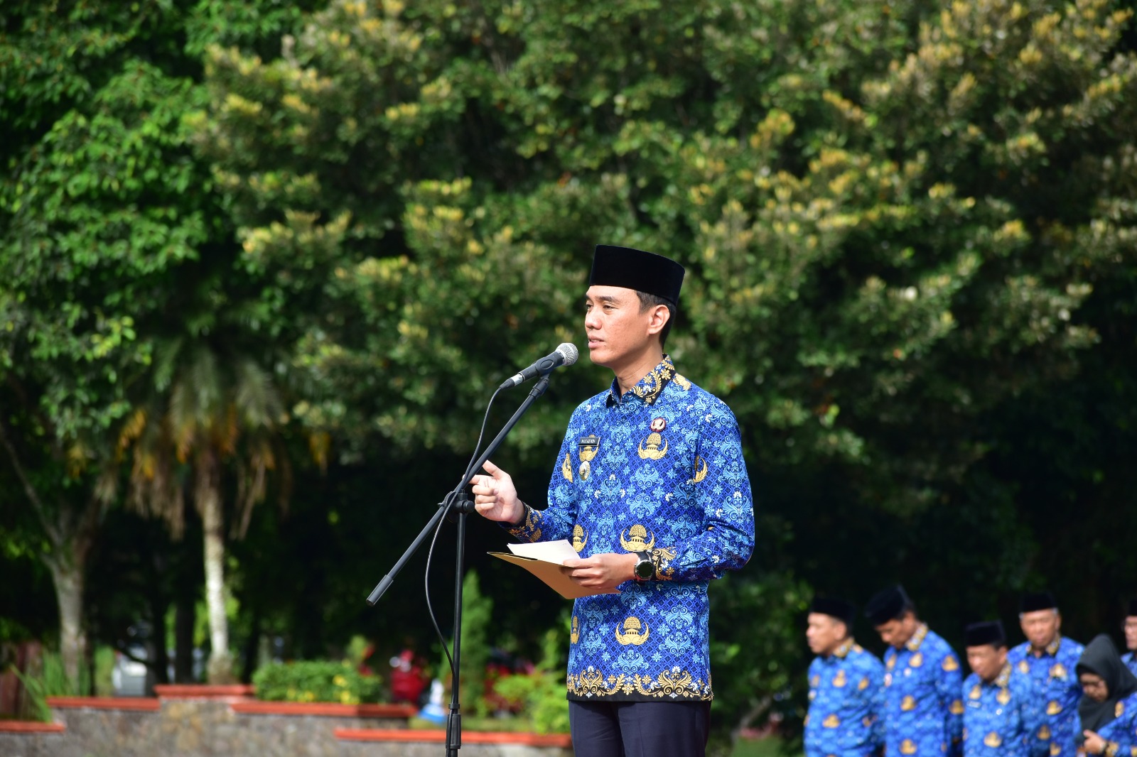 Bupati Ogan Komering Ilir (OKI), H. Muchendi Mahzareki mengajak seluruh Aparatur Sipil Negara (ASN) untuk memperkuat solidaritas.
