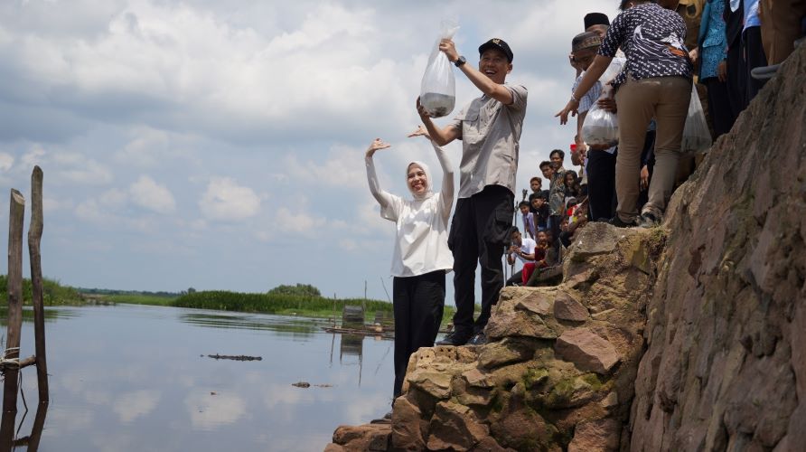 Bupati Ogan Komering Ilir (OKI), H. Muchendi Mahzareki meluncurkan Gerakan Bersama Rakyat (Gebrak) Gotong Royong serta Digitalisasi administrasi desa.