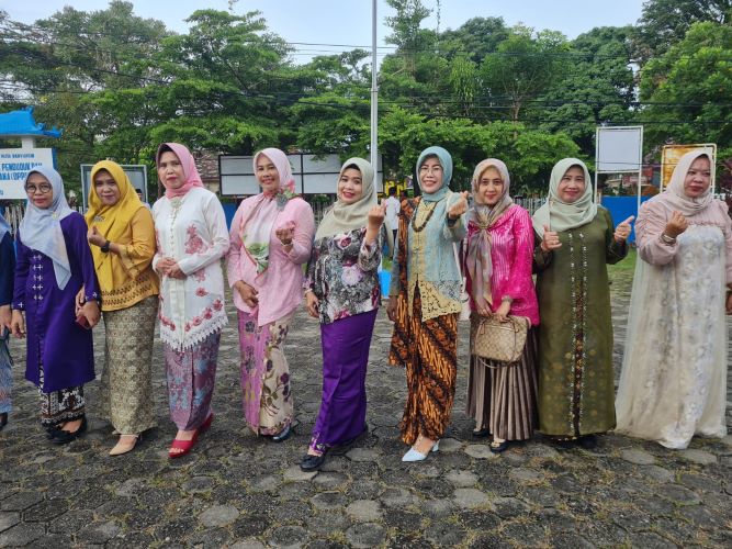 Pegawai wanita DPPKB kompak mengenakan kebaya sebagai bentuk penghormatan terhadap semangat perjuangan emansipasi perempuan.