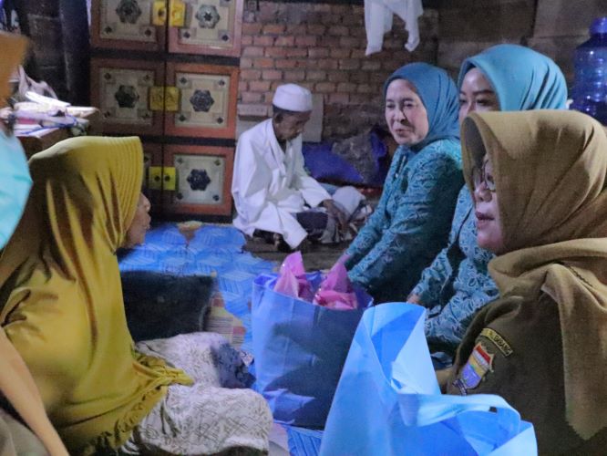 Ketua TP PKK Kota Palembang, Hj. Dewi Sastrani mengunjungi rumah pasangan lansia di Palembang.