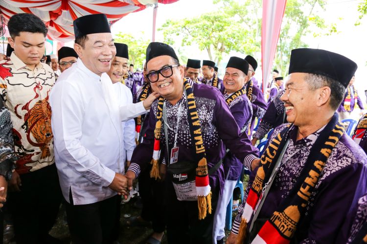 Bupati Musi Banyuasin H M Toha bersama dengan Wakil Bupati Muba Rohman, secara resmi melepas sebanyak 193 calon jamaah haji asal Kabupaten Musi Banyuasin.
