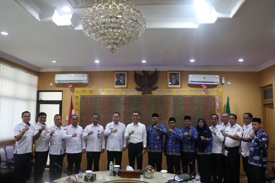 Bupati Ogan Komering Ilir, Muchendi Mahzareki ketika menerima audiensi Kanwil Kemenkum Sumsel.