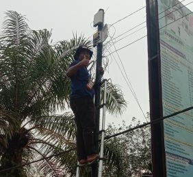 Pemasangan internet satelit Starlink.