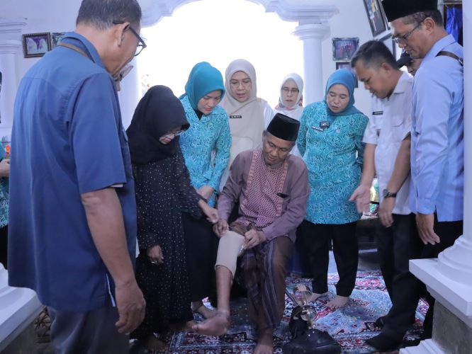 Ketua Tim Penggerak Pemberdayaan dan Kesejahteraan Keluarga (TP PKK) Kota Palembang, Dewi Sastrani Ratu Dewa, datang langsung menjenguk dan menyerahkan bantuan alat bantu kaki.