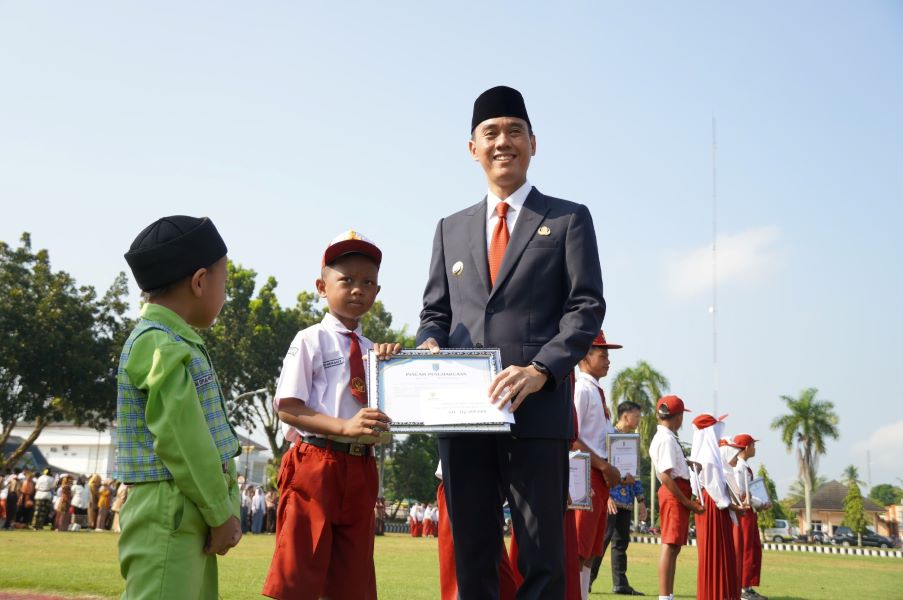 Bupati OKI, Muchendi Mahzareki usai upacara peringatan Hari Pendidikan Nasional (Hardiknas) dan Hari Otonomi Daerah ke-29.