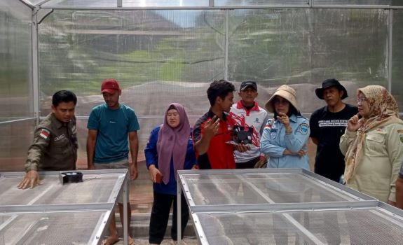 Dinas Perkebunan Lahat memantau bantuan solar dryer ke petani kopi di Kecamatan Sukamerindu. Foto Istimewa.