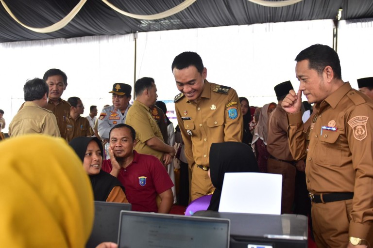 Bupati Ogan Komering Ilir, H. Muchendi ketika meninjau.