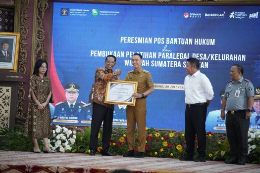 Menteri Hukum RI, Supratman Andi Agtas ketika memberikan penghargaan kepada Bupati OKI, H Muchendi di Griya Agung Palembang.