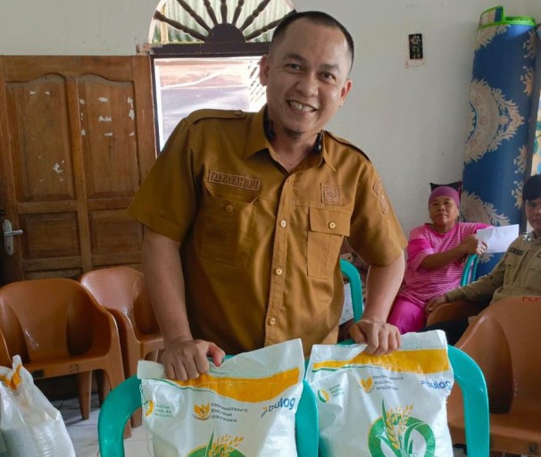 Pendistribusian bantuan pangan beras di Kota Lahat. Foto Istimewa.