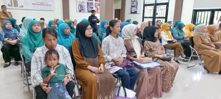 Pemberian Makanan Tambahan (PMT) untuk ibu hamil dan ibu hamil berisiko stunting.