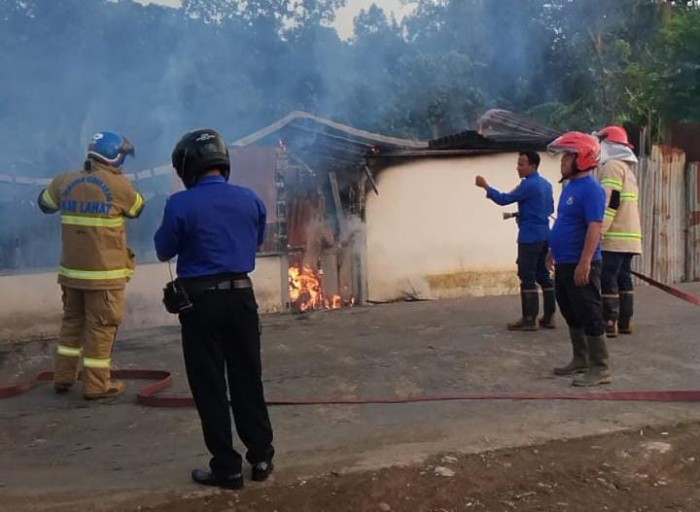 Personil Dinas Pemadam Kebakaran tengah berupaya memadamkan api yang membakar warung liar di Kota Lahat. Foto Istimewa.
