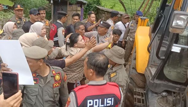 Satpol PP Lahat tengah membongkar bangunan warung liar di tepian Ayek Lematang Lahat. Foto Istimewa.