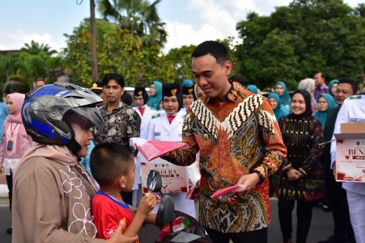 Bupati OKI, H. Muchendi Mahzareki pada kegiatan Gerakan Pembagian Bendera Merah Putih.
