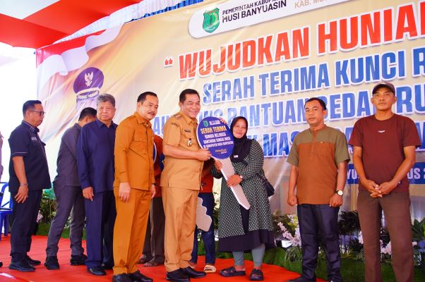 Bupati Musi Banyuasin H. M. Toha, SH didampingi Wakil Bupati Rohman dan jajaran DPRD serta Forkopimda melaunching Program Rumah Relokasi, Bedah Rumah dan Sanitasi Sehat tahun 2025.
