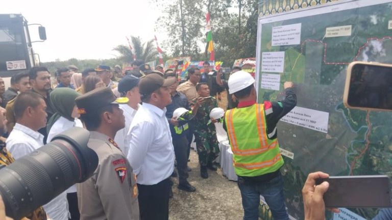 Gubernur Sumsel, Herman Deru saat membuka pembangunan jalan houling batubara di Lahat. Foto Istimewa.