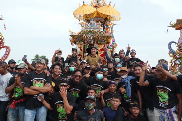 Ribuan umat Hindu dari berbagai daerah di Sumatera Selatan bahkan luar Sumatera Selatan antusias dan dengan hikmat mengikuti rangkaian acara Ngaben di areal pemakaman.