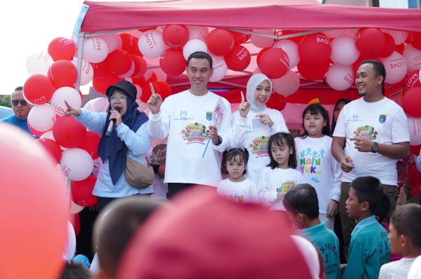 Bupati OKI, H. Muchendi Mahzareki pada gelaran Hari Anak Nasional di Halaman Gedung Kesenian Kayuagung.