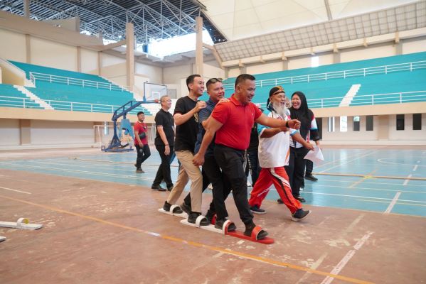 Bupati OKI,Muchendi ketika mengikuti rangkaian peringatan HUT RI OKI di GOR Biduk Kajang.