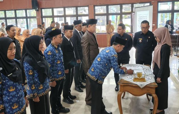 Wakil Bupati Lahat, Widia Ningsih ketika melantik delapan pejabat baru jajaran Pemkab Lahat. Foto Istimewa.