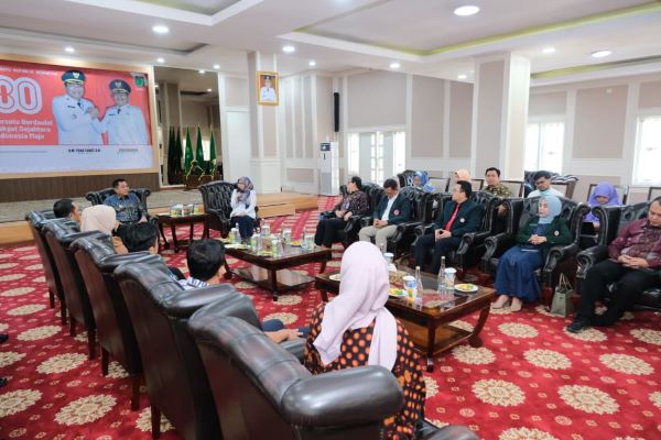 Bupati Muba, Toha saat menerima kunjungan Direktur Pembinaan dan Pengawasan Tenaga Kesehatan Kementerian Kesehatan RI.