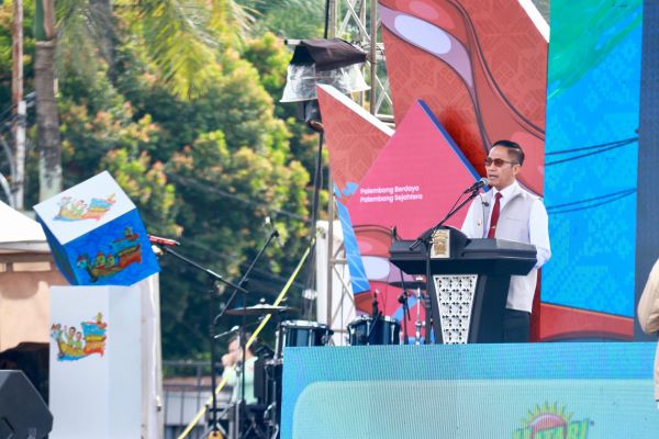 Wali Kota Palembang, Ratu Dewa secara resmi membuka Festival Perahu Bidar Tradisional 2025.