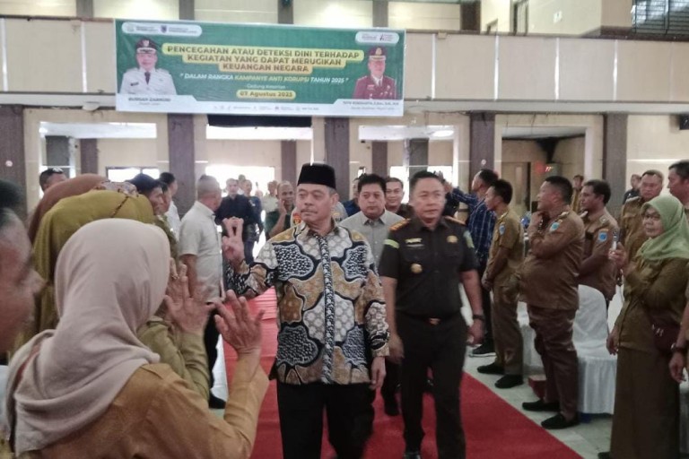 Bupati Lahat, Bursah Zarnubi.