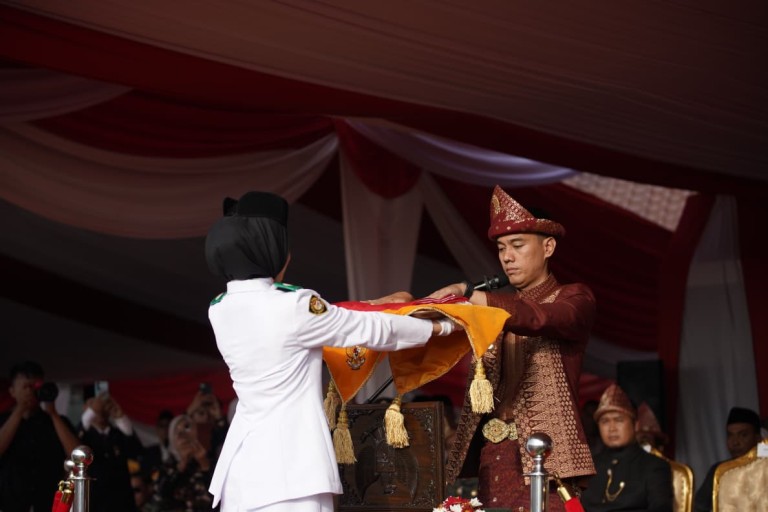 Bupati OKI, H. Muchendi yang bertindak selaku inspektur upacara.