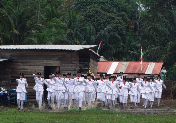 Masyarakat Kecamatan Lalan, Kabupaten Musi Banyuasin, tetap berkobar dalam upacara penurunan bendera Merah Putih dalam rangka peringatan HUT ke-80.