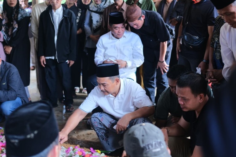 Istri Wakil Bupati Muba Pulang ke Pangkuan Ilahi, Tangis Iringi Ribuan Warga yang Lepas Ibu Rosada Rohman