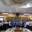 Foto bersama Bupati OKI, Muchendi dan18 anak petani sawit yang menerima beasiswa ke perguruan tinggi.