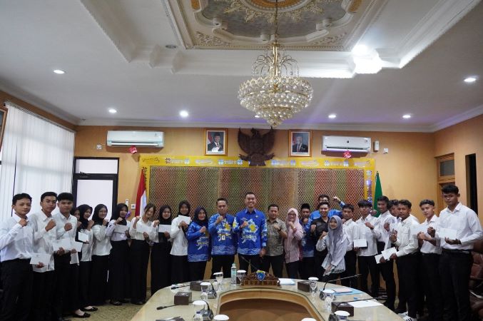 Foto bersama Bupati OKI, Muchendi dan18 anak petani sawit yang menerima beasiswa ke perguruan tinggi.