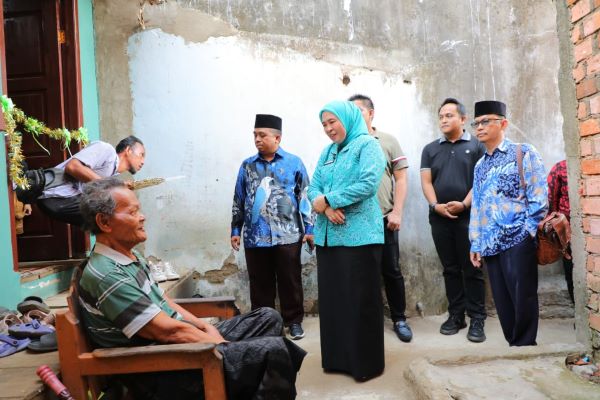 Ketua TP PKK Kota Palembang, Dewi Sastrani Dewa bersama Ketua Baznas Kota Palembang, Kgs. M. Ridwan Nawawi Serahkan Rumah Layak Huni untuk Djasmadi.