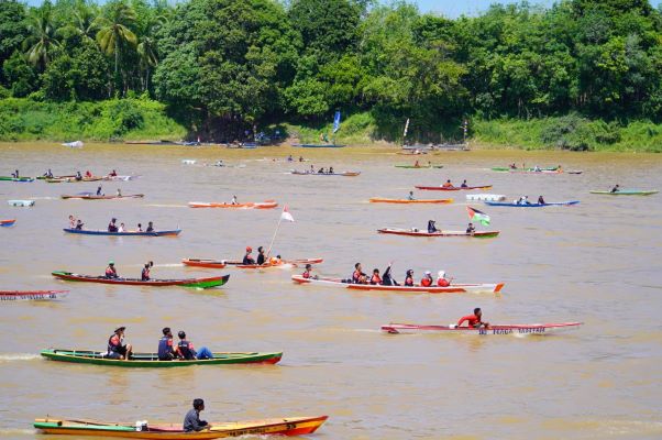 Perahu Ketek Adu Cepat di Sungai Musi.
