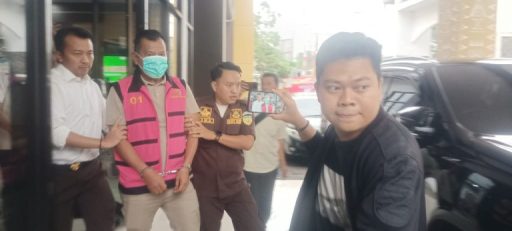 Mantan Ketum KONI Lahat periode 2020-2024, Kalsum Barefi saat digiring ke mobil tahanan. Foto Istimewa.