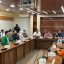Ketua DPRD Provinsi Sumatera Selatan (Sumsel) Andie Dinialdie bersama perwakilan mahasiswa Sumsel menyampaikan aspirasi hasil aksi unjuk rasa damai yang digelar di Gedung DPRD Sumsel.