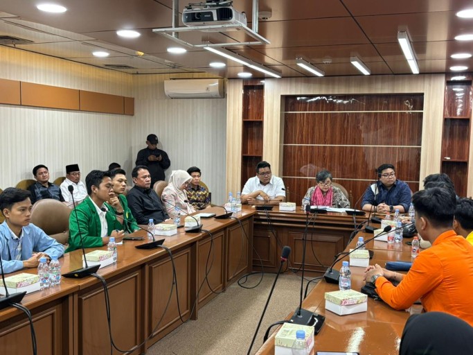 Ketua DPRD Provinsi Sumatera Selatan (Sumsel) Andie Dinialdie bersama perwakilan mahasiswa Sumsel menyampaikan aspirasi hasil aksi unjuk rasa damai yang digelar di Gedung DPRD Sumsel.