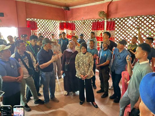Wakil Bupati Lahat, Widia Ningsih saat berdialog dengan warga dan pemilik kafe. Foto Istimewa.