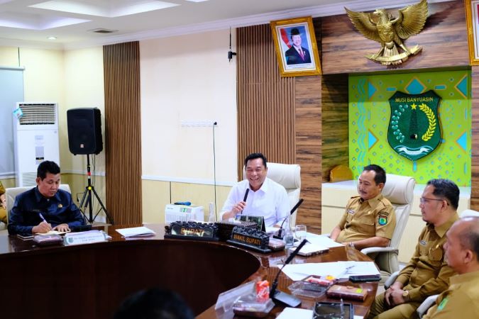 Rapat Staf Jajaran Pemerintah Kabupaten Muba yang digelar di Ruang Rapat Serasan Sekate.