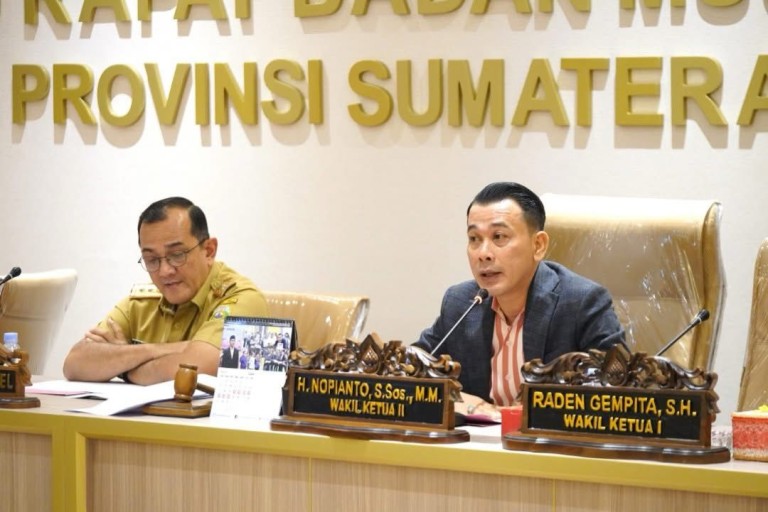 Wakil Ketua DPRD Sumsel Nopianto memimpin langsung Rapat Badan Musyawarah (Banmus) yang membahas perubahan jadwal kegiatan pimpinan dan anggota dewan untuk periode Februari hingga Maret 2026.