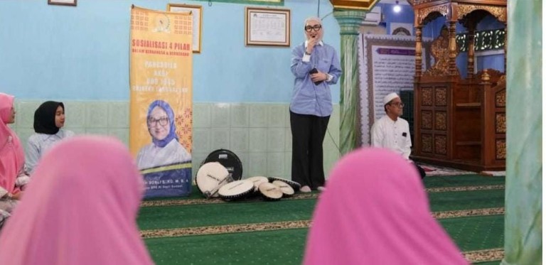 Amaliah Sobli Gelar Sosialisasi 4 Pilar di Sako Baru, Serahkan Bantuan Hadroh