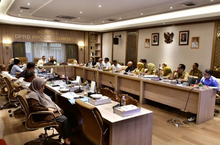 DPRD Provinsi Sumatera Selatan melalui Panitia Khusus (Pansus) III menggelar rapat kerja bersama jajaran direksi Bank Sumsel Babel di Gedung DPRD Sumsel.