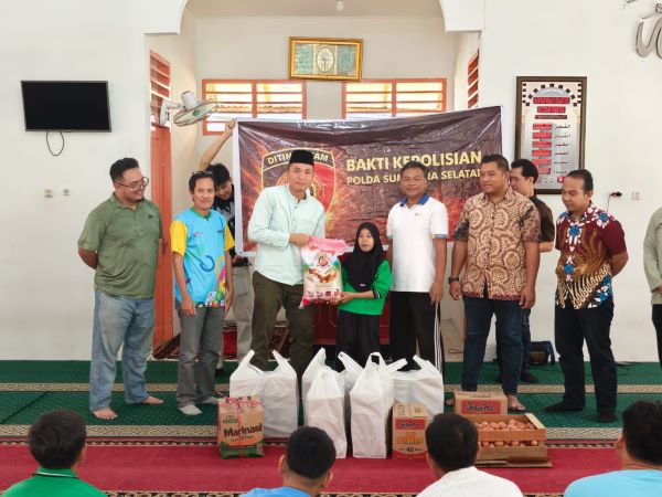 Kasubdit V Dit Intelkam Polda Sumsel Kompol Andi Kusuma Jaya, S.S.T., M.H., M.Mar bersama personel Subdit V Dit Intelkam Polda Sumsel saat menyerahkan bantuan sembako.