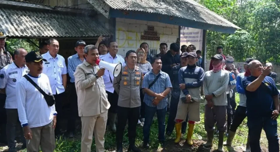 Panitia Khusus (Pansus) Perkebunan DPRD Sumatera Selatan bersama masyarakat Desa Tanjung Baru.