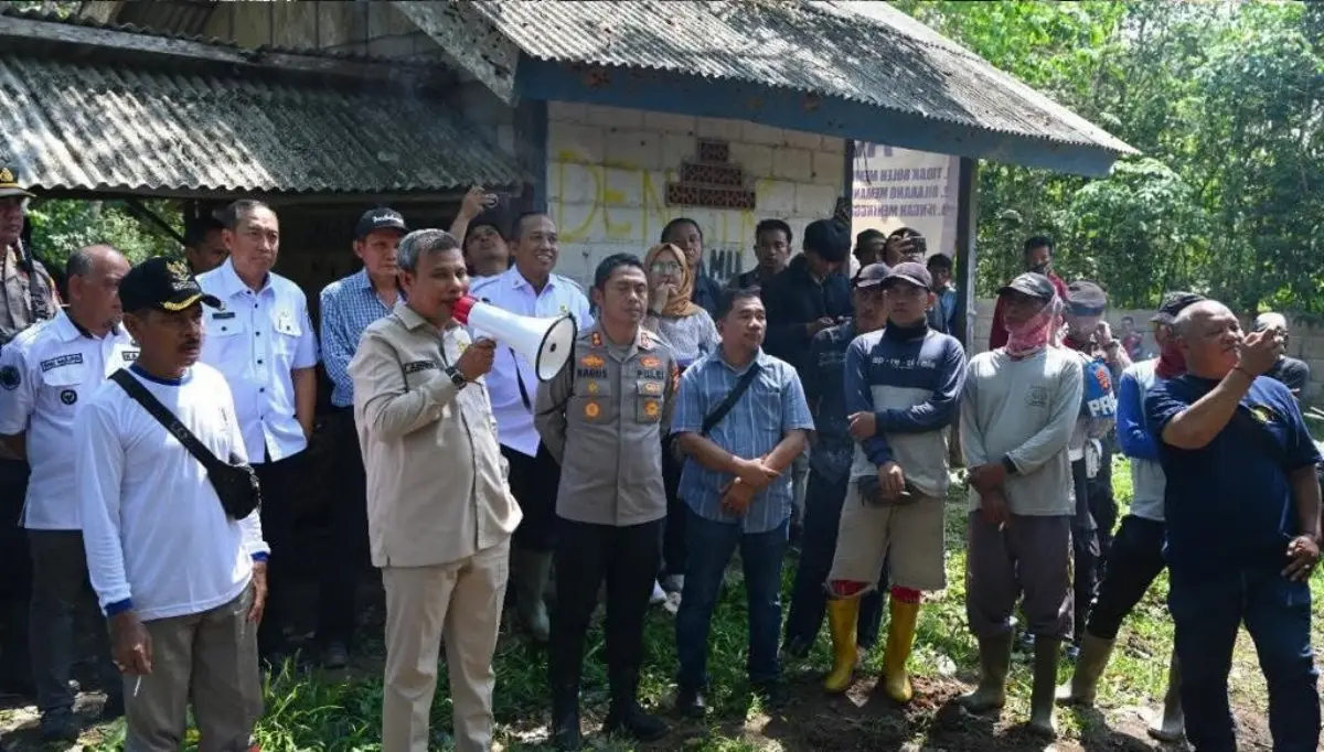 Panitia Khusus (Pansus) Perkebunan DPRD Sumatera Selatan bersama masyarakat Desa Tanjung Baru.
