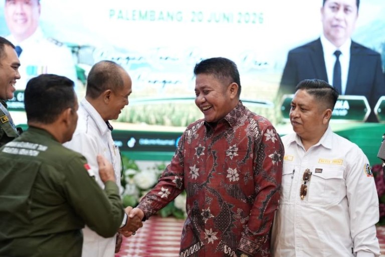 Gubernur Sumatera Selatan, Herman Deru saat menghadiri pelantikan dan pengukuhan pengurus DPW HMTN MP.